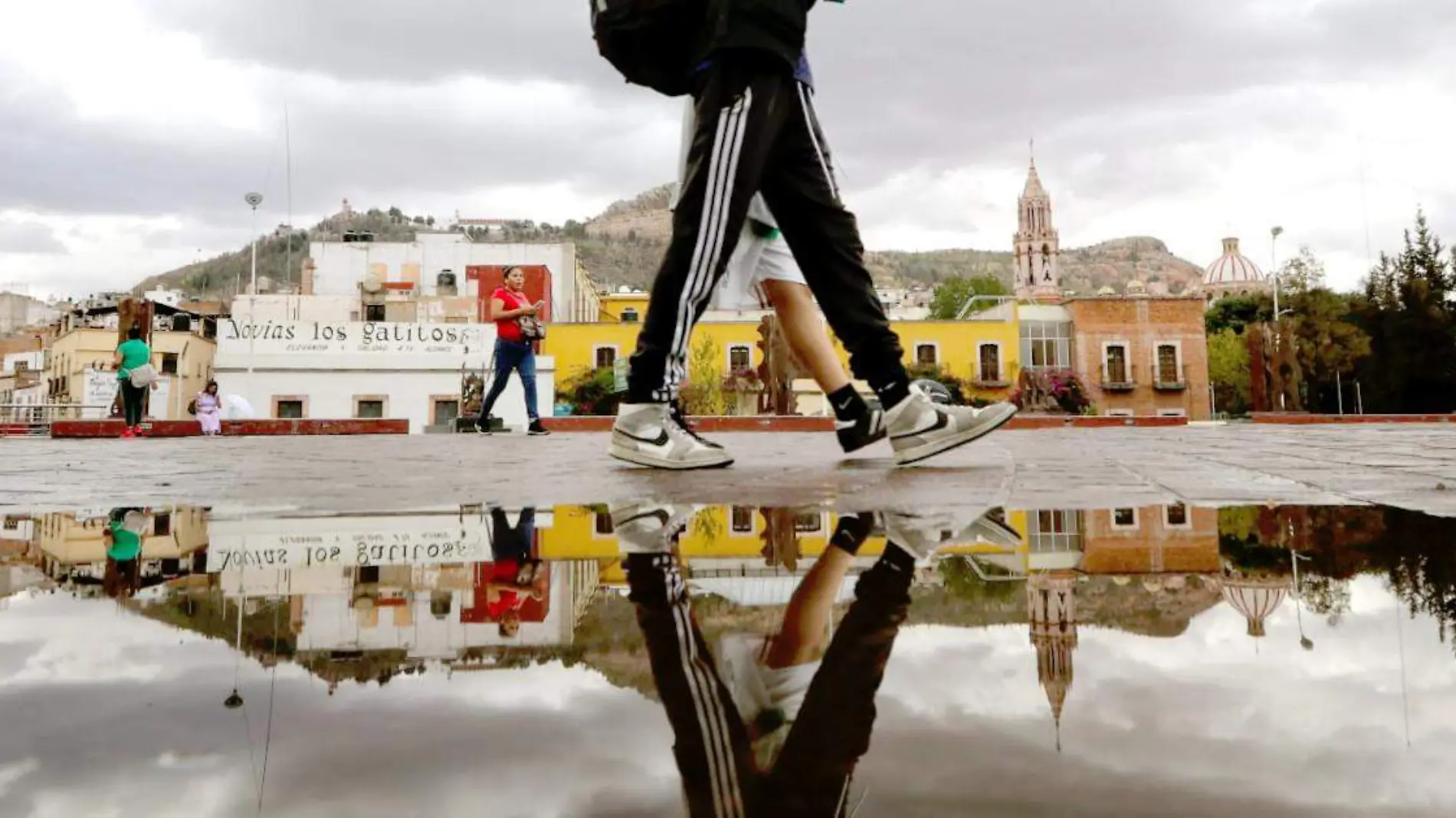 Lluvia en la Plaza Bicentenario